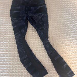 lululemon athletica Black and Blue Leggings 25” Size 6